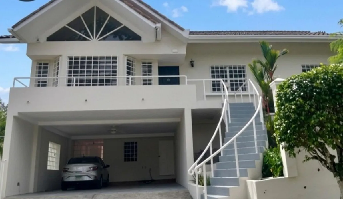 Venta de espaciosa casa en conjunto cerrado en La Montañeza, Brisas del Gol
