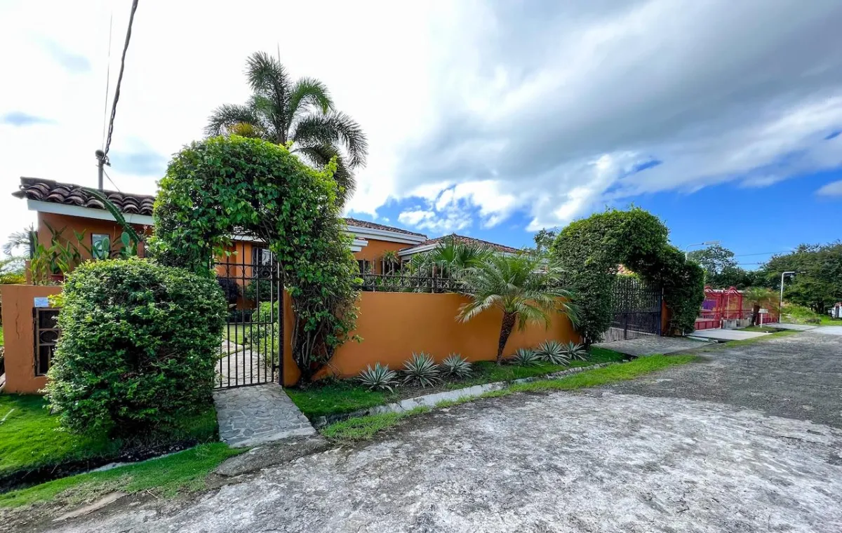 Hermosa casa privada en venta en Coronado.