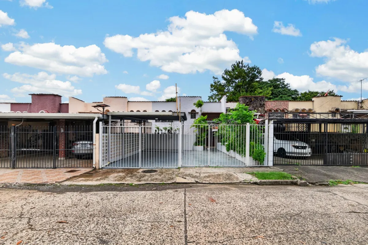 3-level duplex Altos de Miraflores Betania