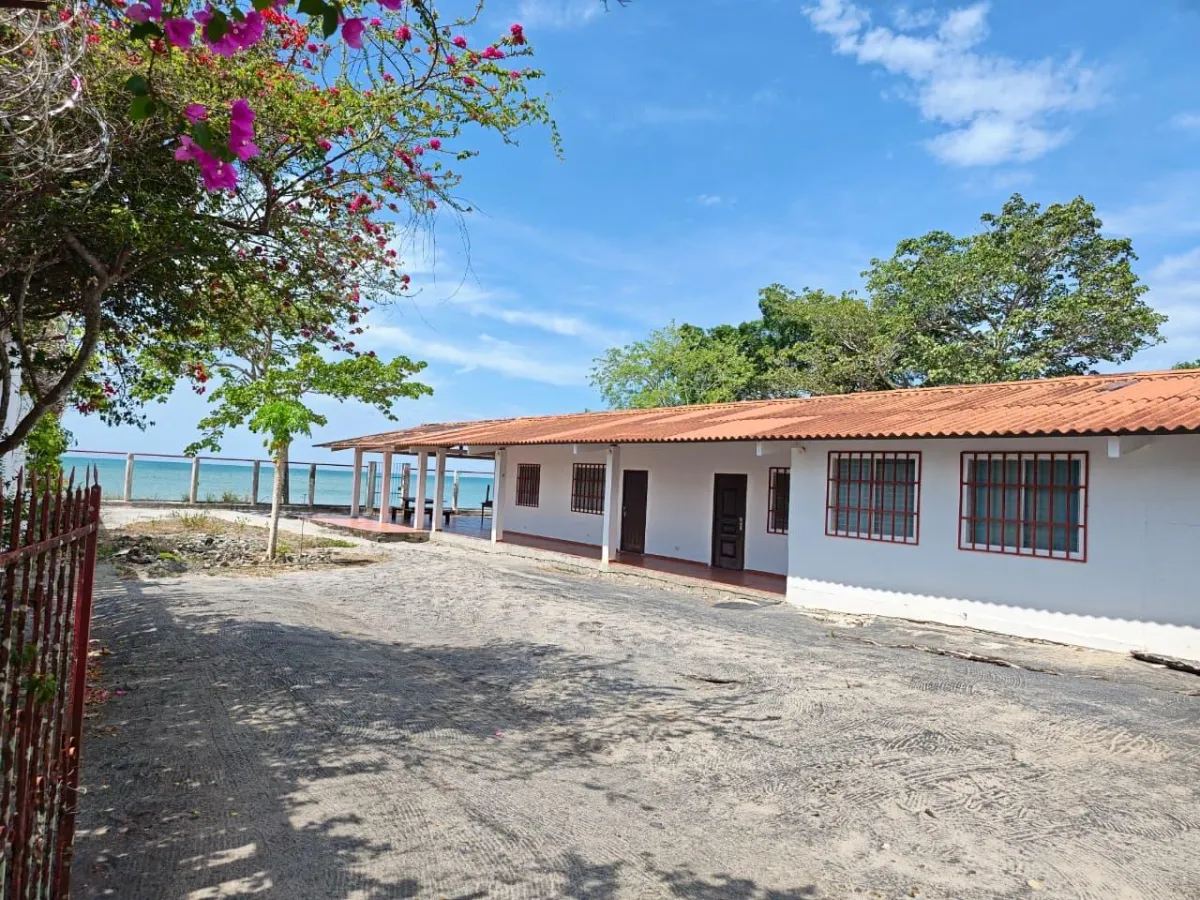 CASA FRENTE AL MAR DE 4 HABITACIONES EN JUAN HOMBRÓN