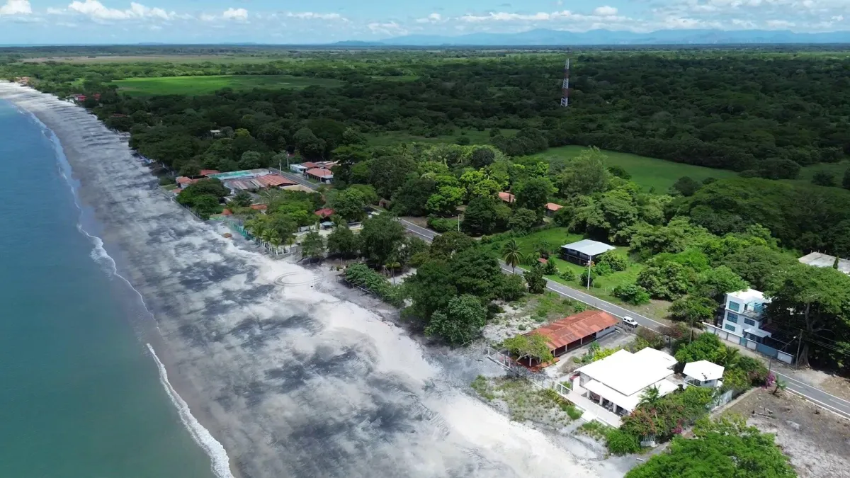 4 BEDROOM BEACHFRONT HOUSE IN JUAN HOMBRÓN