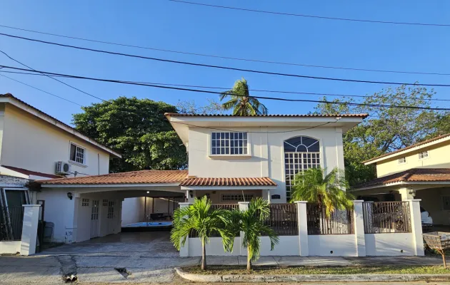 House for Sale with Pool in Villas del Golf, Chitré Herrera