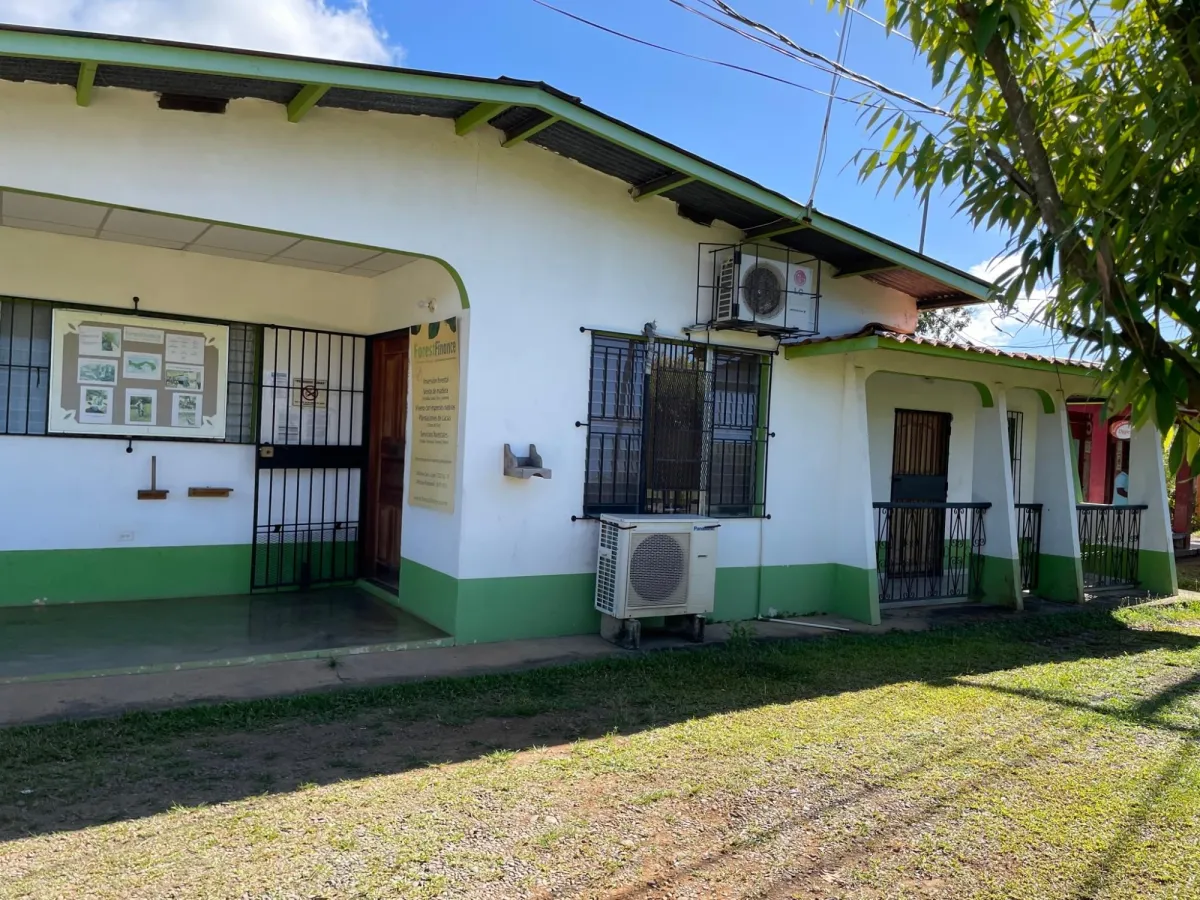 Casa u oficina en el centro de Las Lajas Chiriquí - cerca de la playa