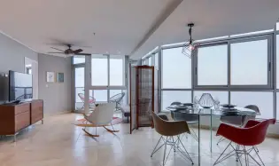High floor apartment with panoramic ocean views