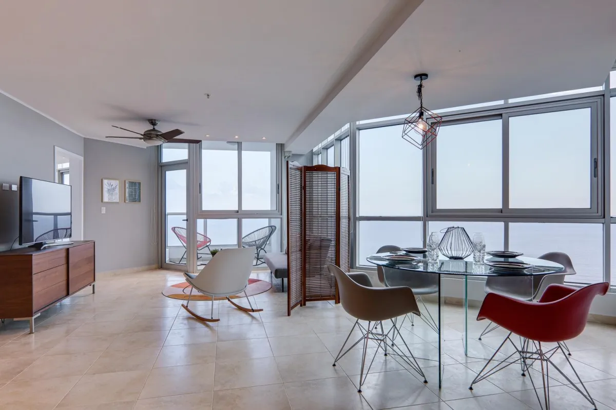 High floor apartment with panoramic ocean views