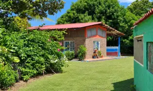 ¡Casa a excelente precio con 1,940 m² de terreno - Un paraíso verde!