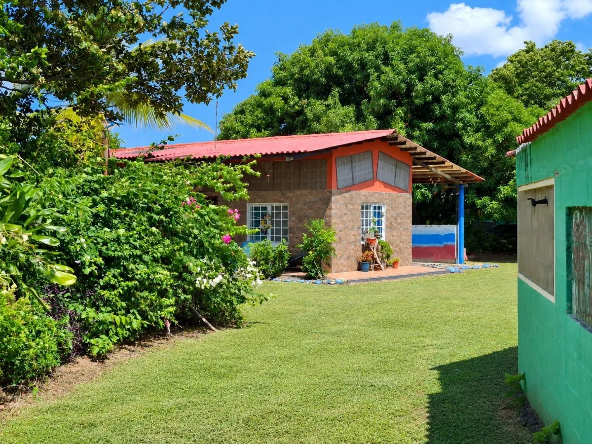 ¡Casa a excelente precio con 1,940 m² de terreno - Un paraíso verde!