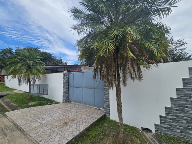 House for Sale with Perimeter Wall in Residencial El Mesón, Chitré