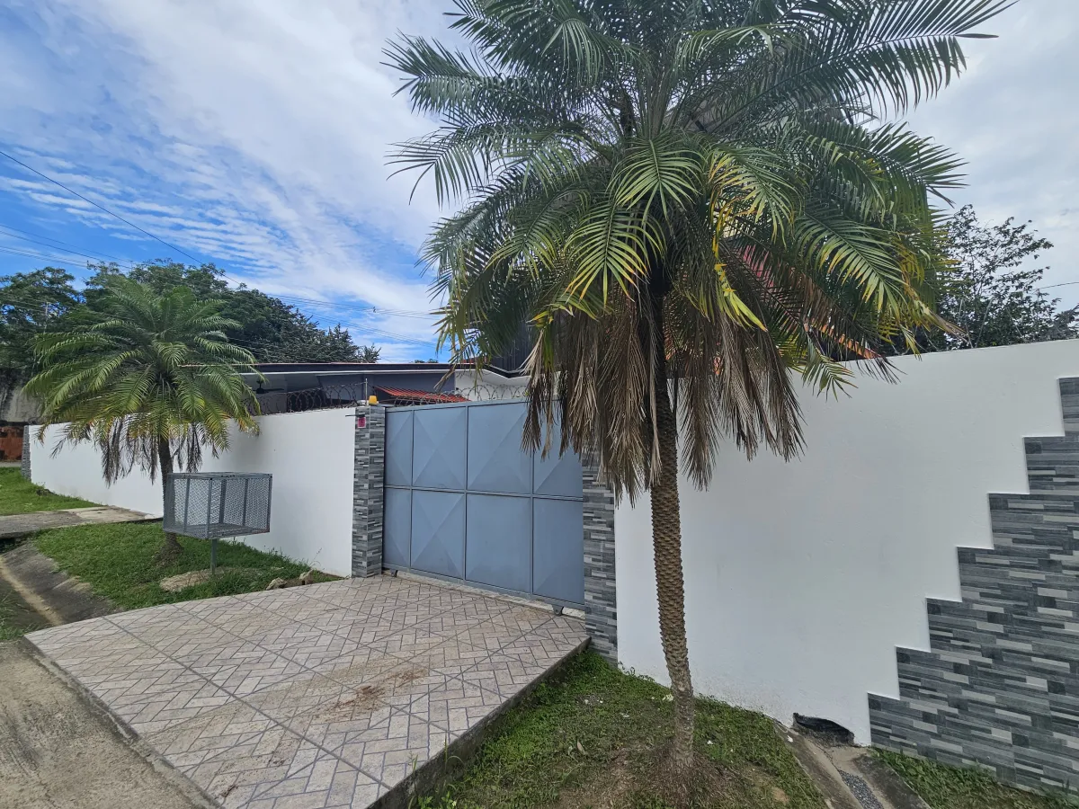Venta de casa con muro perimetral en Residencial El Mesón, Chitré