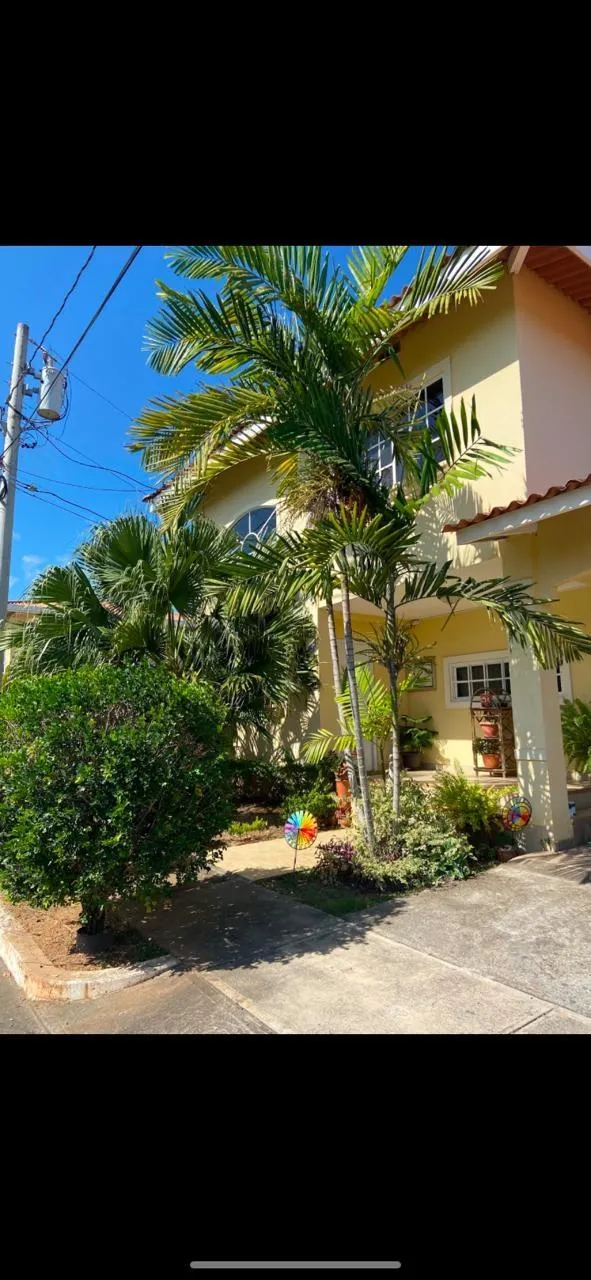 Se Vende hermosa casa en Villas del Golf - Chitré