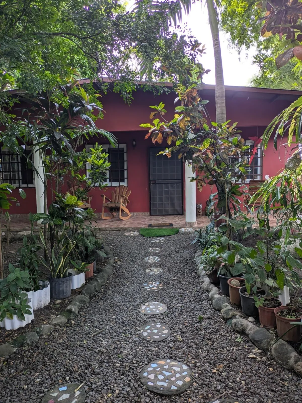 Se Vende Casa con Casa de Huéspedes y Amplio Terreno.