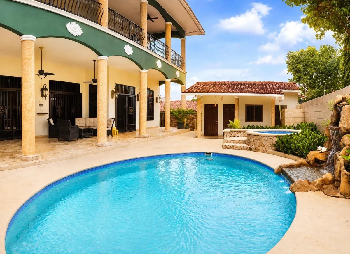 Casa en Venta en La Alameda con Piscina y Paneles