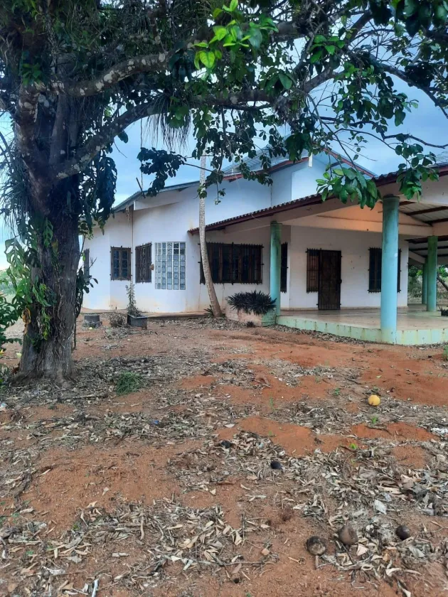 Casa de 4 Habitaciones en un Terreno de 1.85 Acres en Venta en Las Lomas.