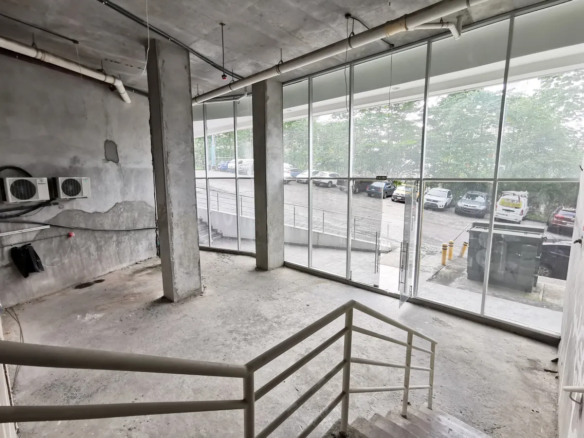 Venta/Alquiler de locales de 2 niveles en SKy Point, Tumba Muerto. LM
