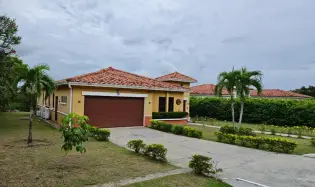 Casa en Hacienda Pacifica de 3 recamaras y amplio jardin