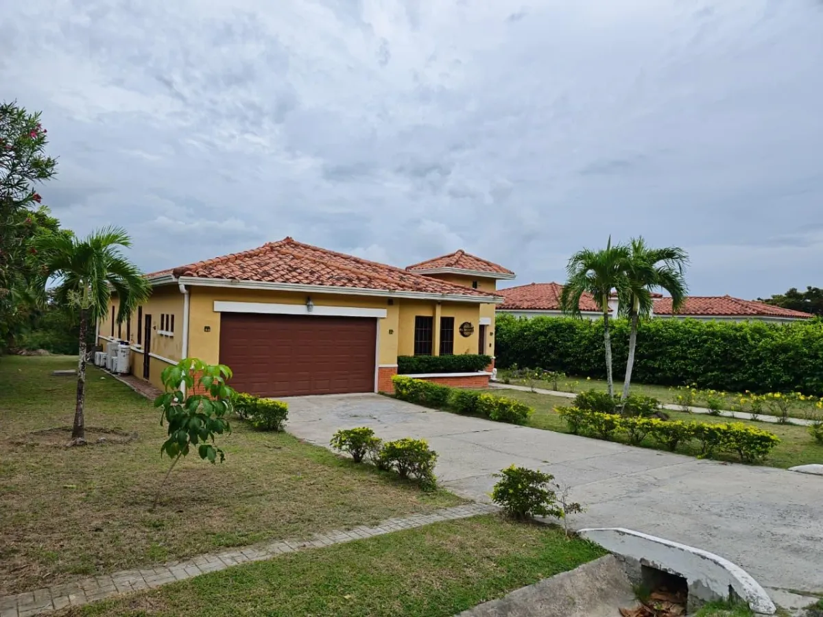 Casa en Hacienda Pacifica de 3 recamaras y amplio jardin