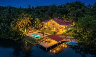 Hermosa villa frente al agua con muelle privado en Sunset Point, Isla Colón