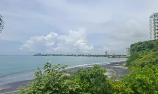 Land with 3 houses in Gorgona facing the sea.