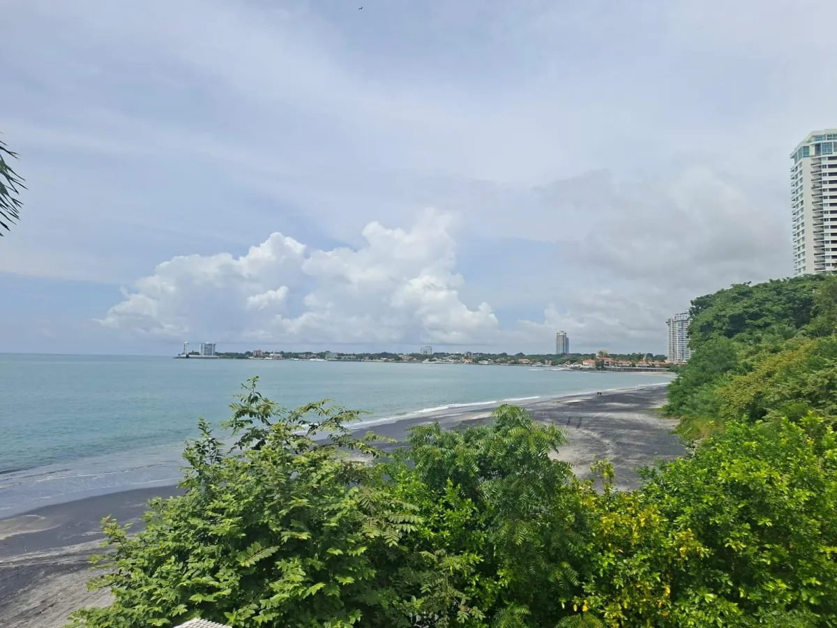Land with 3 houses in Gorgona facing the sea.