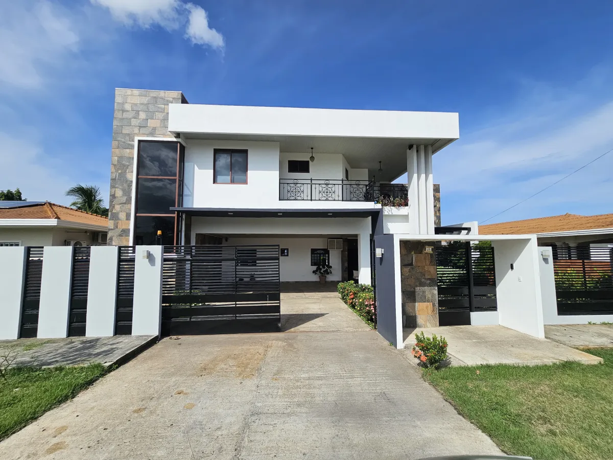 Venta de casa con piscina en Chitré, Herrera. MB