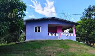 Amplio Terreno con una casa pequeña en La Meseta de Boquerón