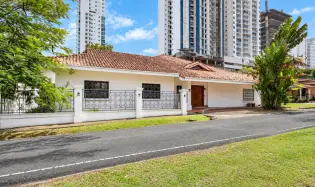 Venta de casa de 2 niveles en Altos del Golf