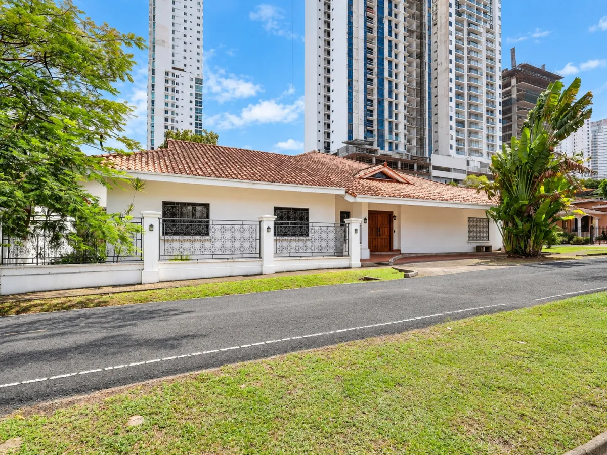Venta de casa de 2 niveles en Altos del Golf