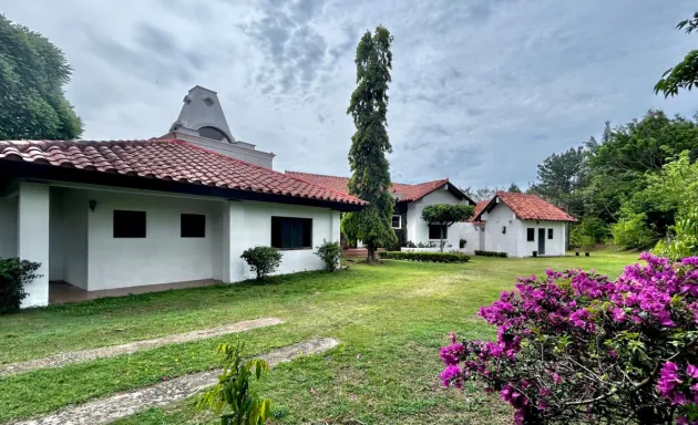 Hacienda Estilo Colonial de 10 Hectáreas en Sorá con Bosque y Cascada