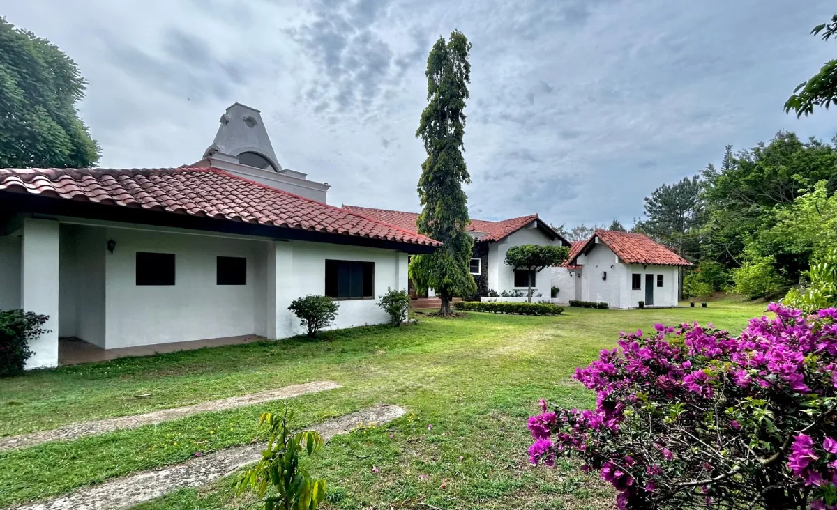 Hacienda Estilo Colonial de 10 Hectáreas en Sorá con Bosque y Cascada