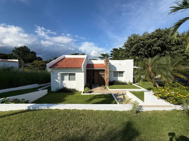 Private house with pool and large lot in Coronado