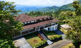 SE VENDE IMPRESIONANTE CASA CON VISTAS AL MAR EN ALTOS DEL MARÍA