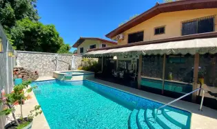 Family Home with a Pool and Jacuzzi. Just Bring Yo