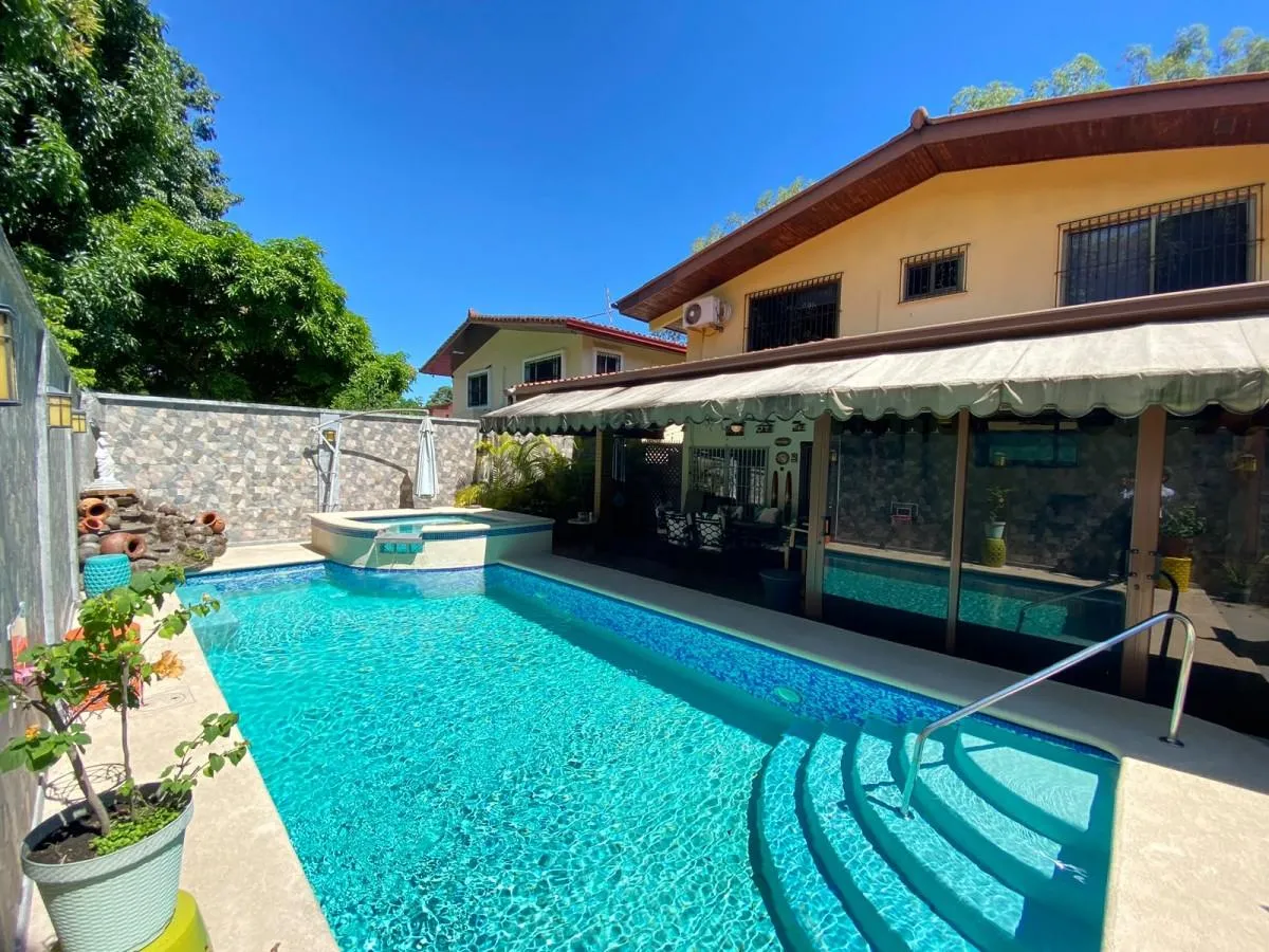 Hogar Familiar con Piscina y Jacuzzi. ¡Solo Trae tus Maletas!