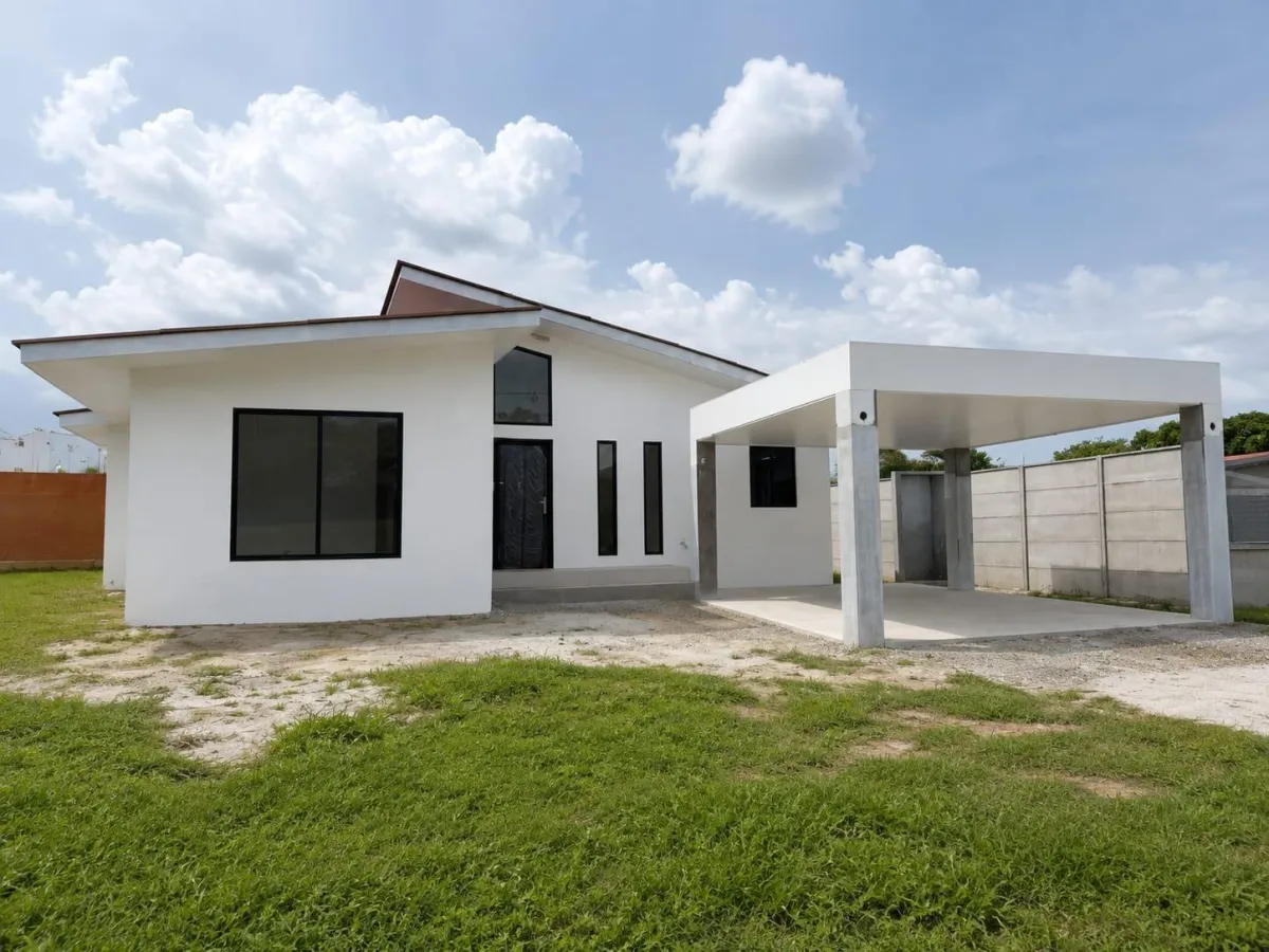 NEW, MODERN HOUSE FOR SALE WITH A POOL IN CORONADO