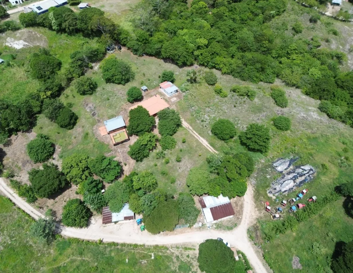 Granja de 13.6 ha con casa, galeras y río en Natá, Coclé