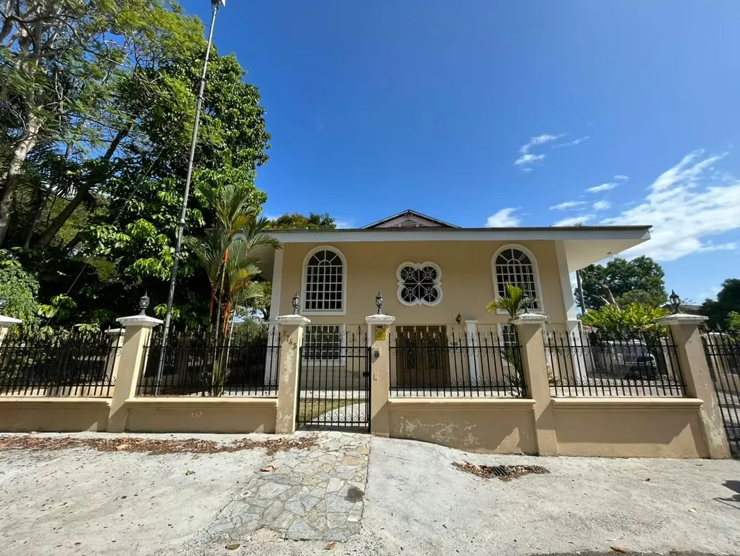 Venta de casa de 2 niveles en Diablo, Ancón. MY