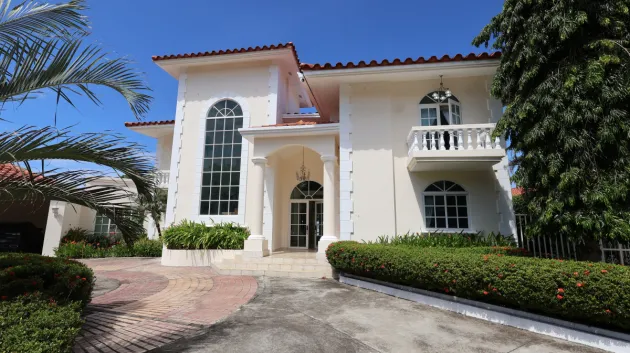 Venta de casa de playa en Coronado, Club de Golf.