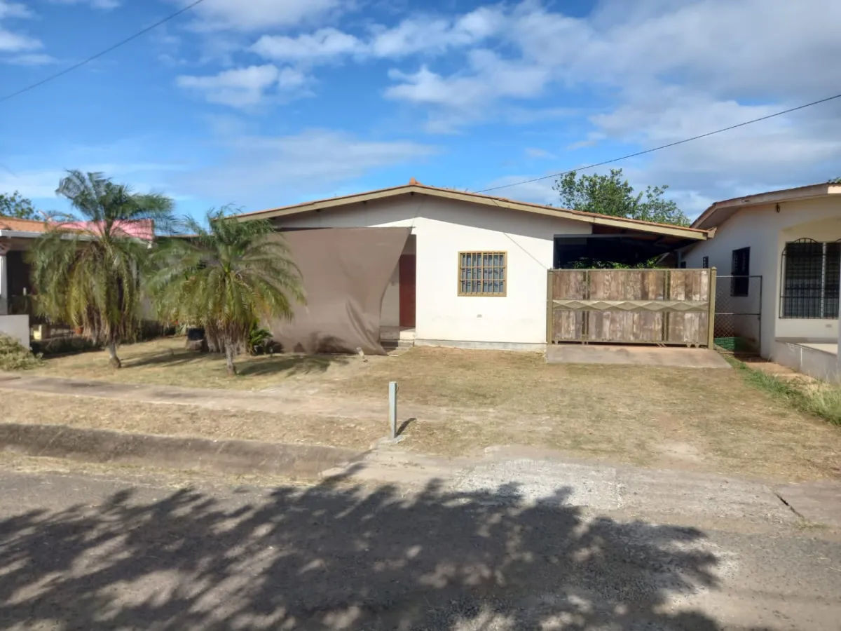 Se Vende Casa a pasos del Super 99 de Chitré Herrera