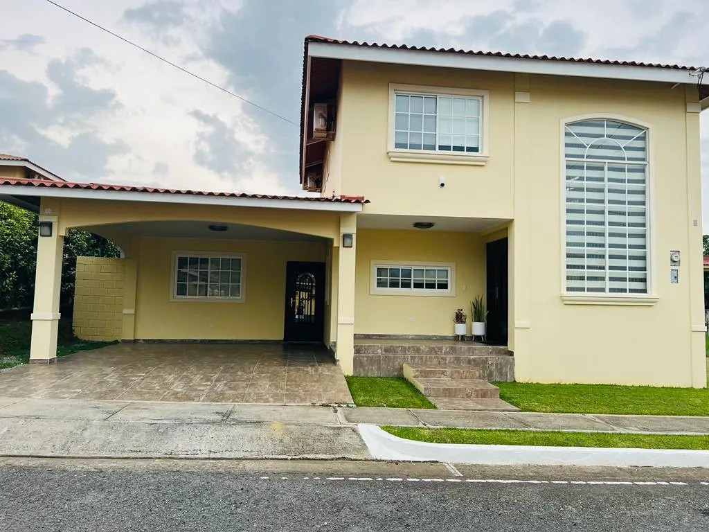 House for Sale in Villas del Golf Chitré