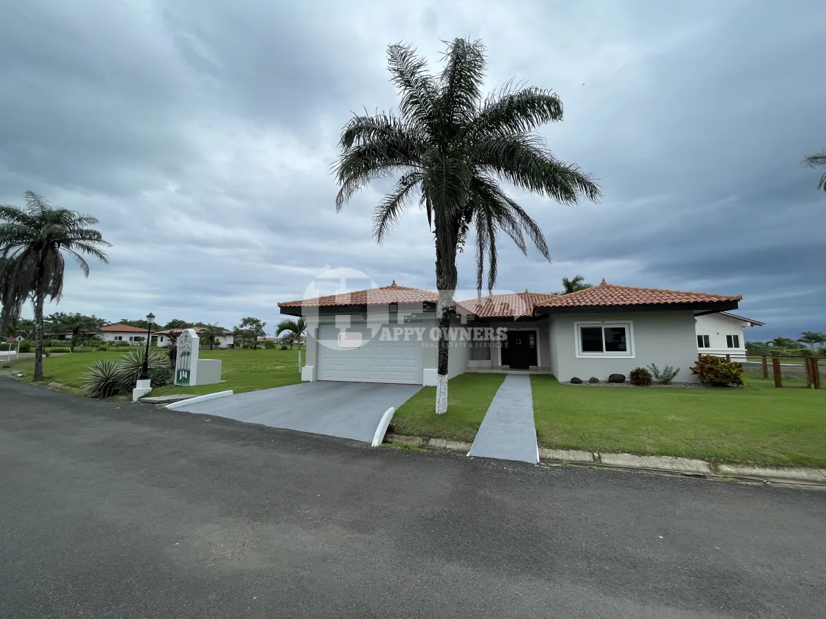 Venta de casa de playa con piscina en Andromeda, Pedasí.