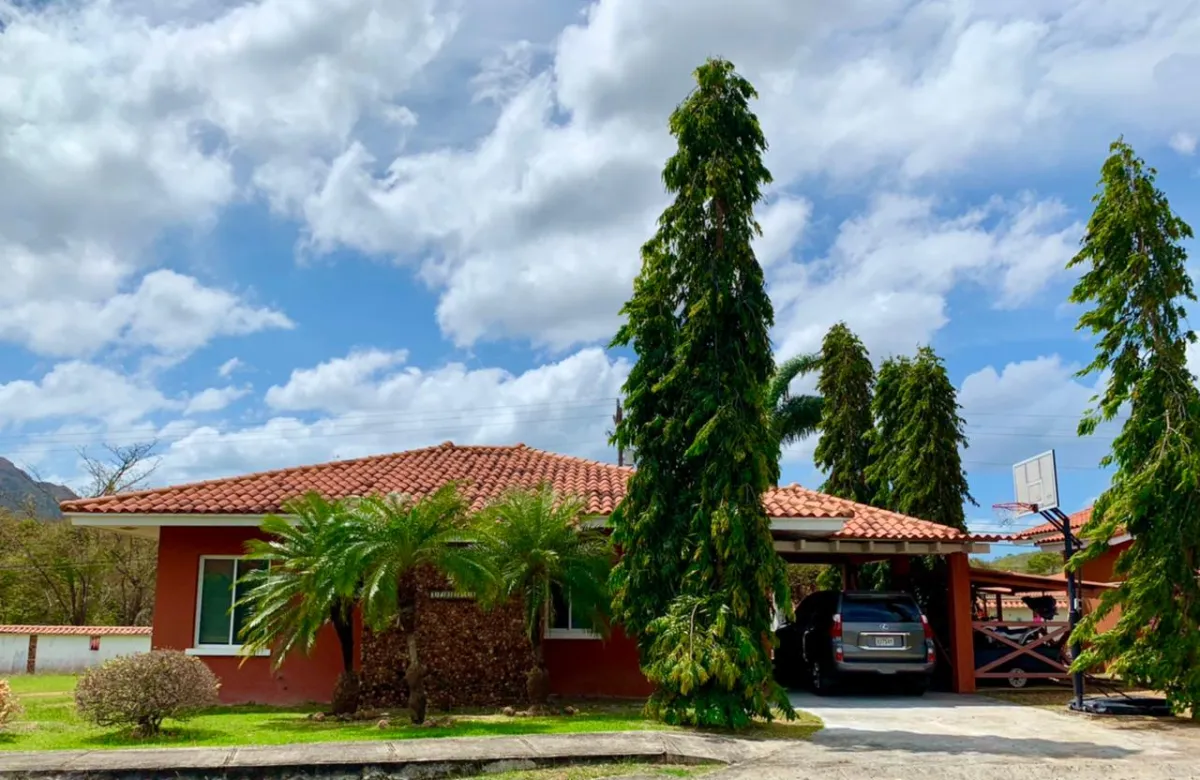 Se vende casa N°1 en Villas de la Colonia, Chame