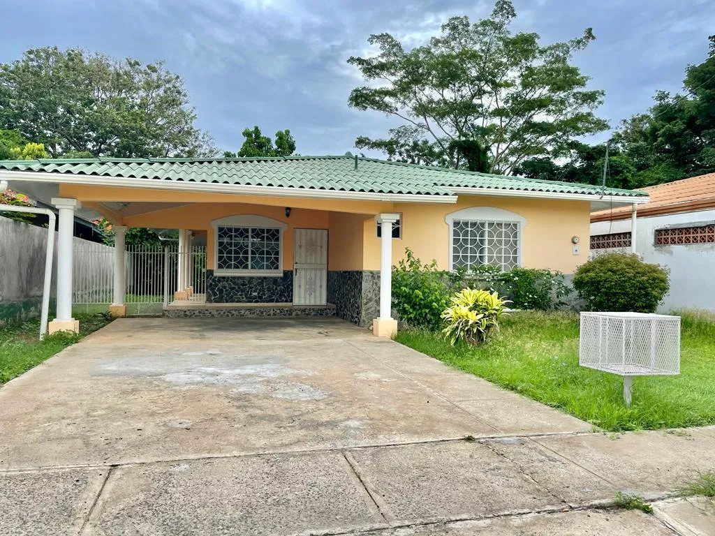Venta de casa en Brisas Los Guayacanes, Chitré.