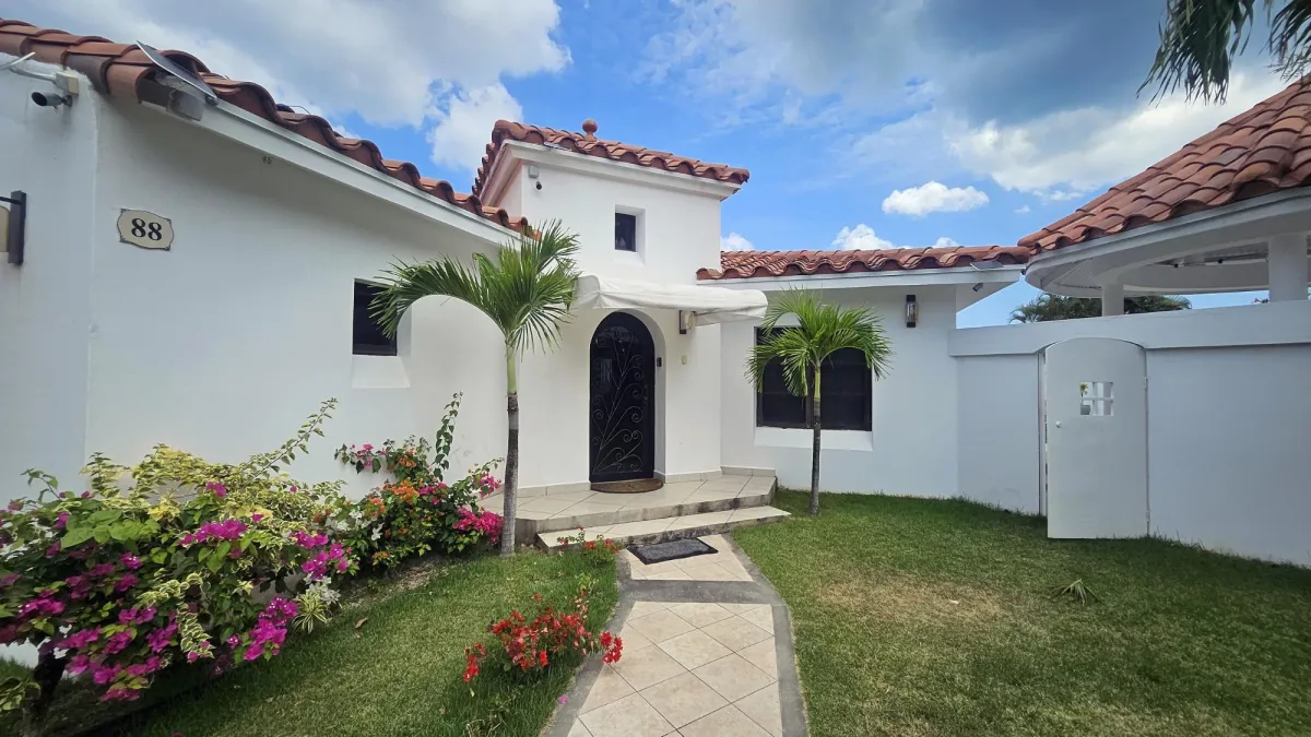 Casa con vista al mar en San Carlos, Panamá