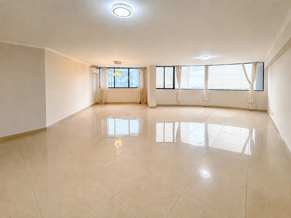 Alquiler de apartamento con vista al mar en Rocamar, Ave. Balboa