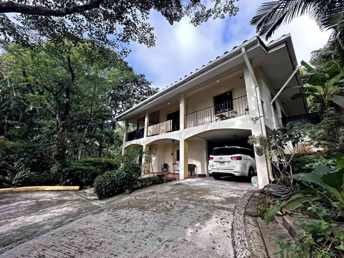 Oportunidad! Se vende hermosa casa con piscina en Altos del María