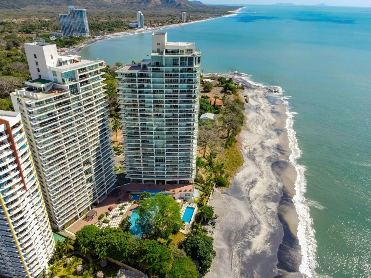 Beachfront Living condo Gorgona close to Coronado