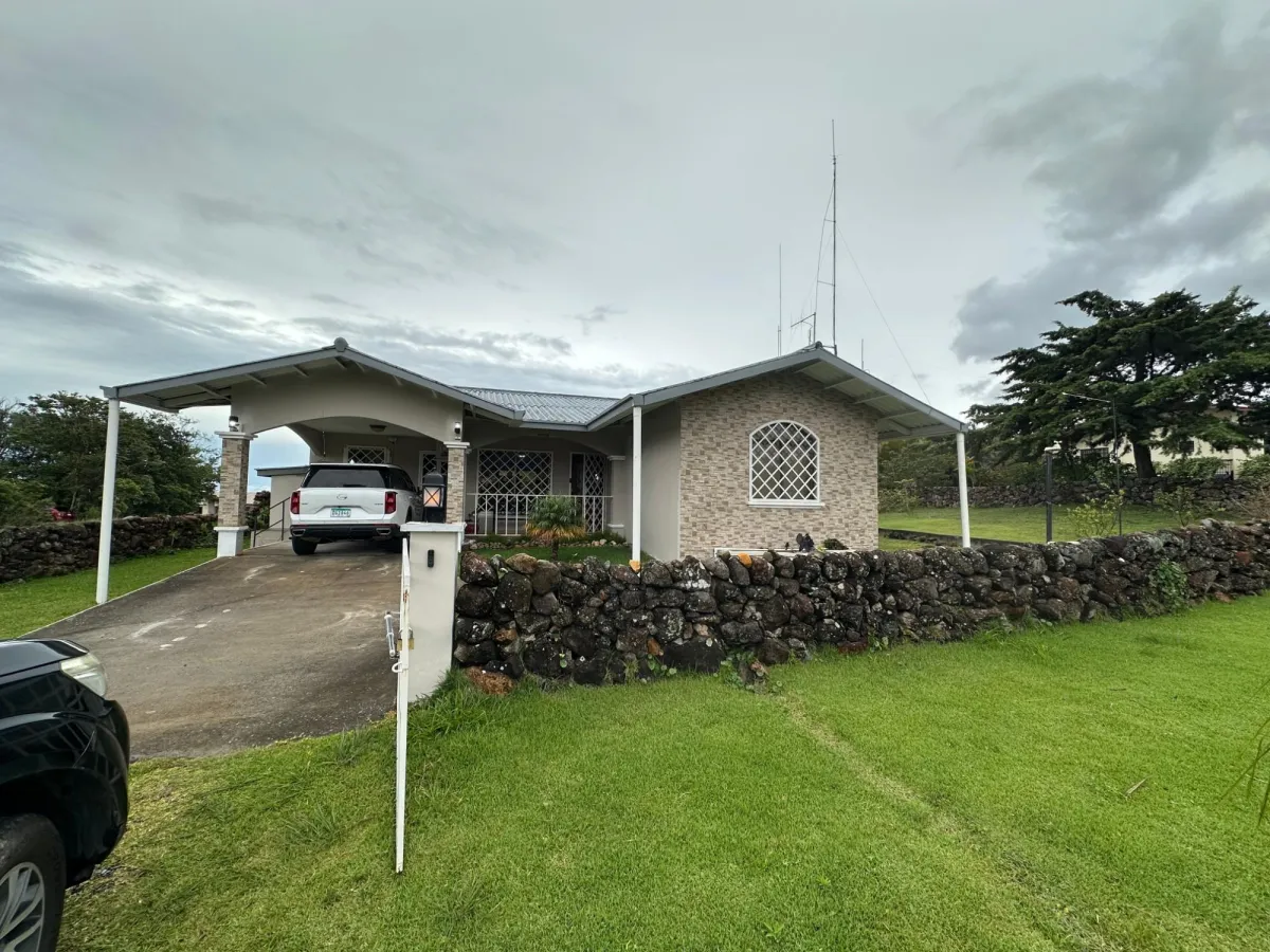 3 Bedroom Home-Mountain Views, Jacuzzi and 900m2