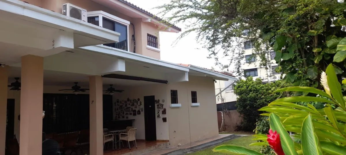 Venta Casa en El Carmen de tres niveles