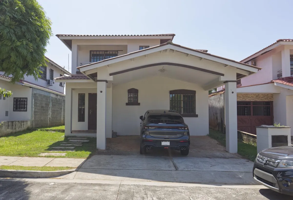Casa de Dos Niveles en Venta en pH Spring Hills Costa Verde La Chorrera