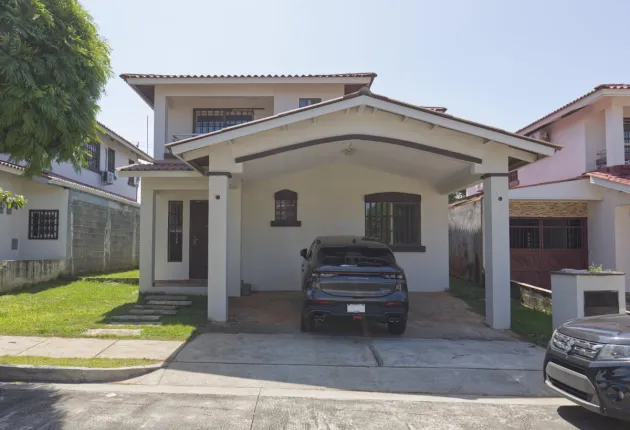 Two-story house for sale in Costa Verde